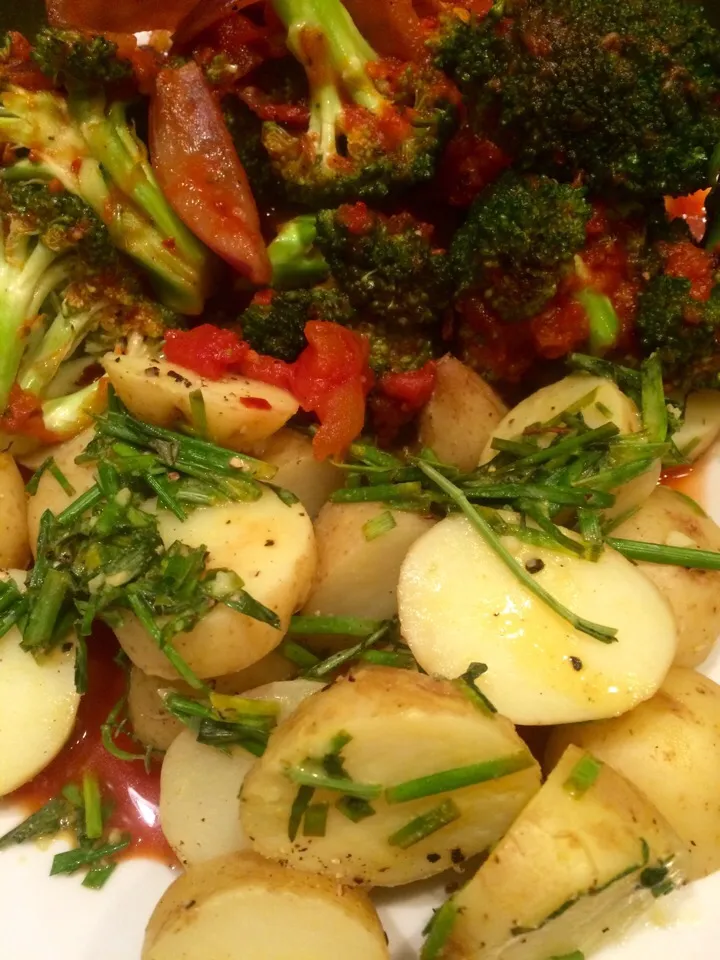 Tarragon & chive potato salad with broccoli & tomato stir-fry|Nick Hiderさん