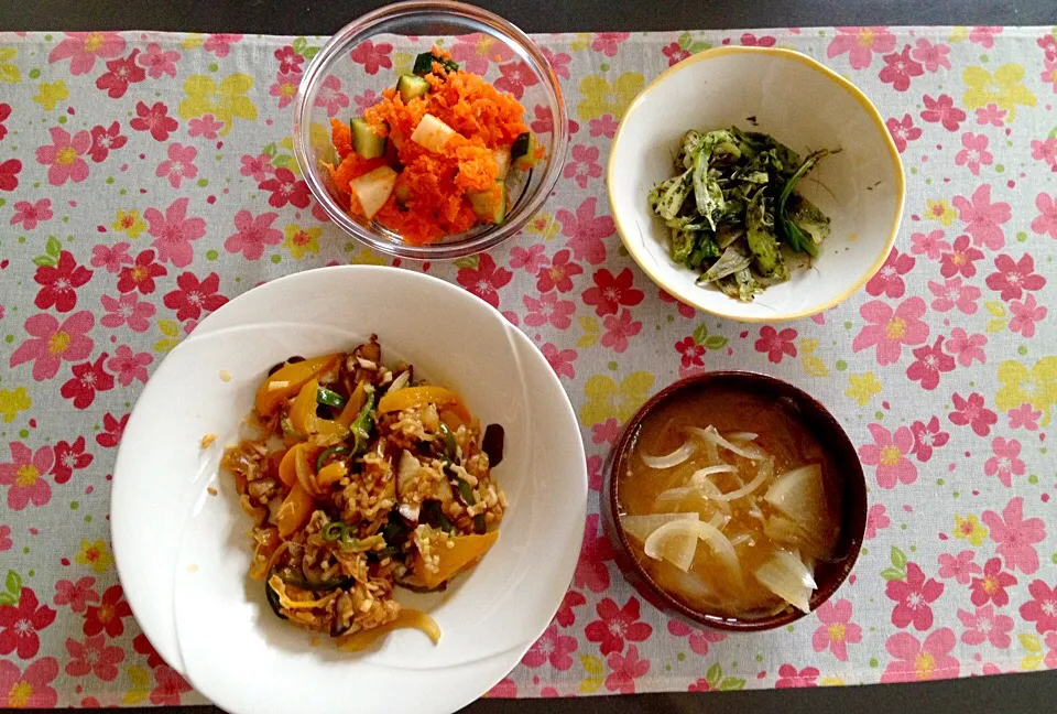 ベジ料理♡湯葉とピーマンの野菜炒めのご飯|みよさん