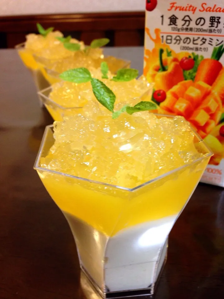 Snapdishの料理写真:生クリーム無しでも美味しいしゅわしゅわームース🎵
クラッシュゼリーで涼やか
カゴメの野菜生活で作ってみました^_^|とんちんさん