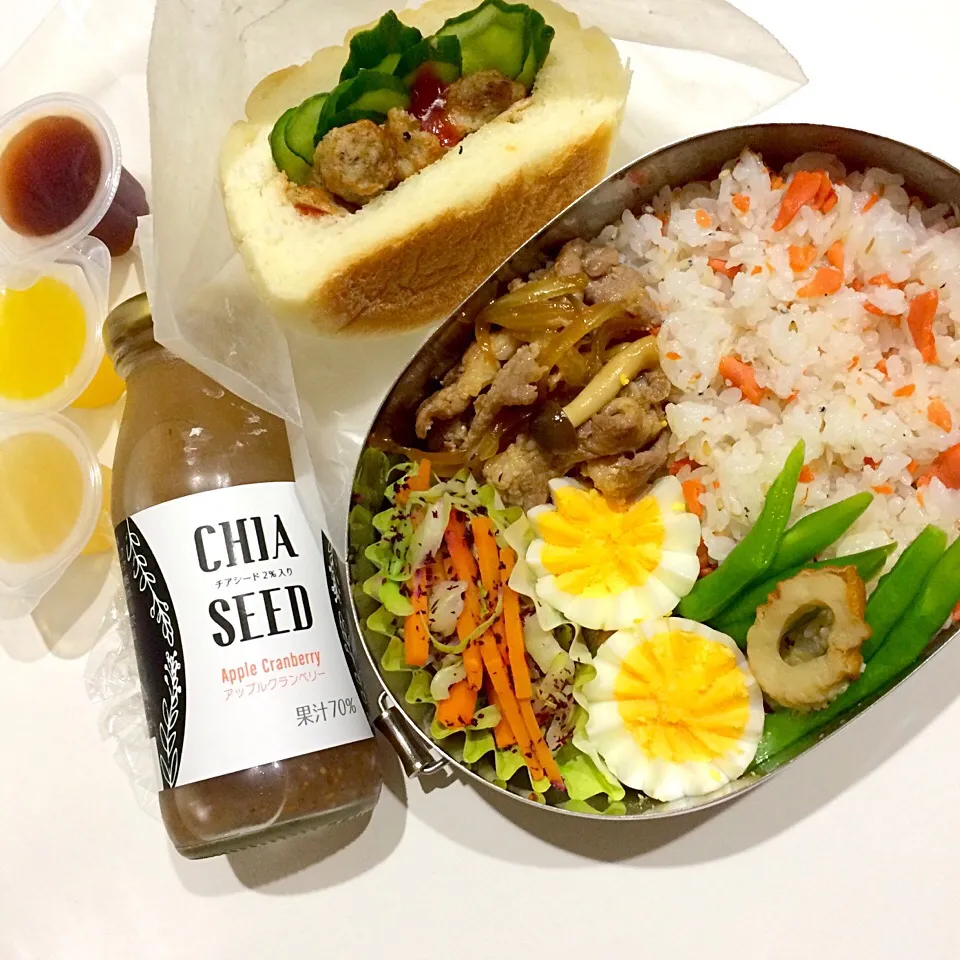 Snapdishの料理写真:鮭じゃこご飯
豚シメジ玉ねぎの甘辛
キャベツと人参のゆかり和え
茹で卵
竹輪とインゲンのさっと煮

ポークソーセージとキュウリのサンド
ミニカップゼリー
チアシードドリンク|Juneさん