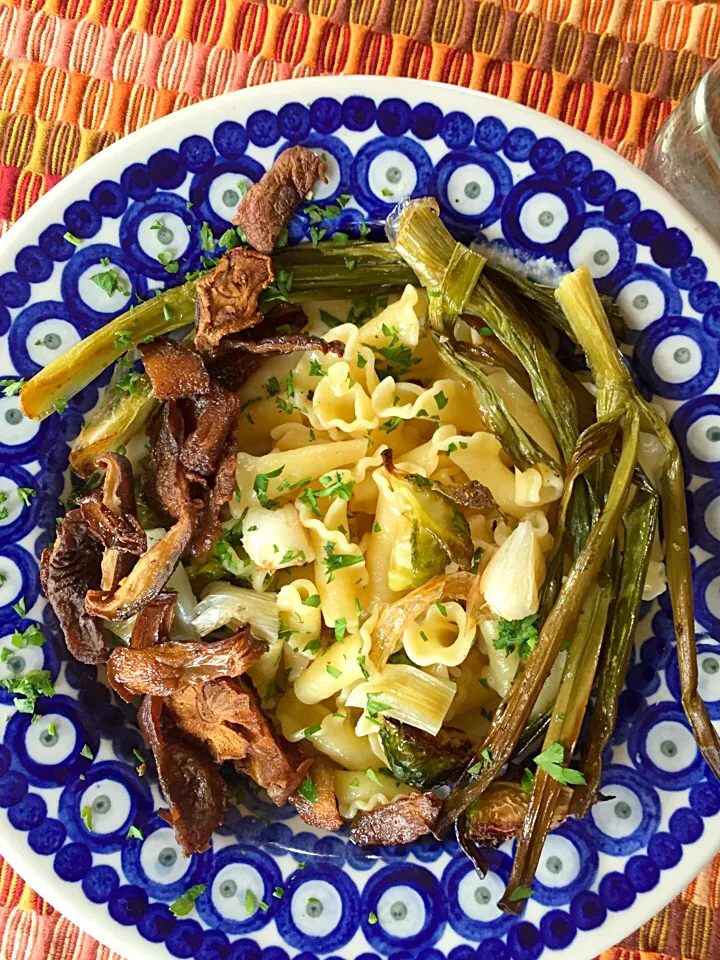 pasta with spring onions, shitakes, and cauliflower sauce|Matthew Cashenさん