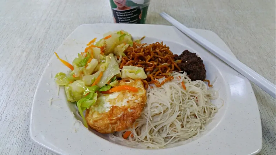 Breakfast is a simple plate of delicious noodle|秋平さん