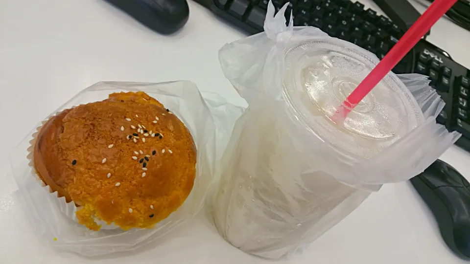 boluo bun with iced soya milk 😍 melt in my mouth|🌷lynnlicious🌷さん