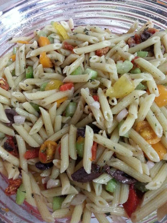 Mediterranean pasta salad with shallots, roasted red peppers ,tomatoes, sundried tomatoes, celery, and pimento.|Polly Gelfusoさん