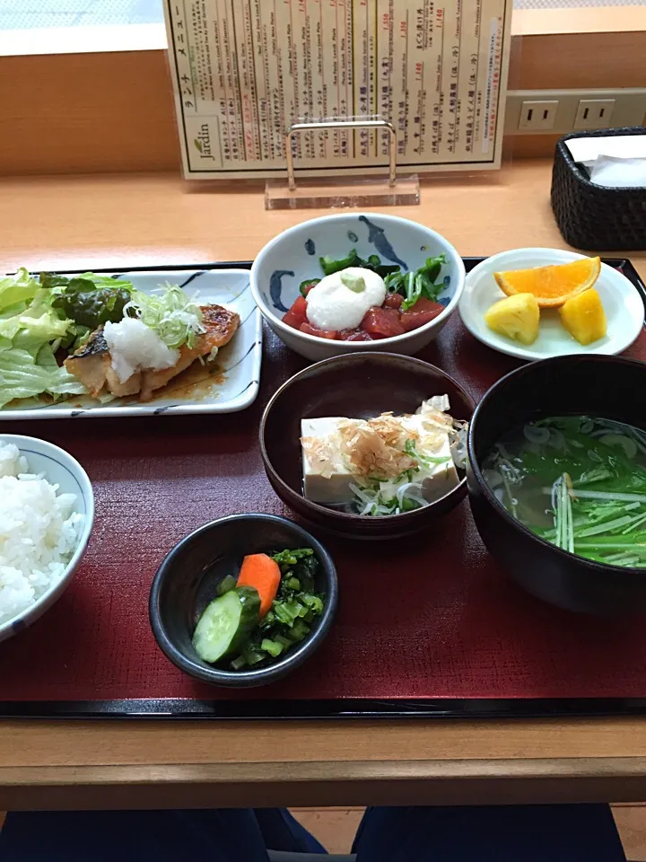 鰆味噌焼き、漬けマグロと野菜とろろ掛け、冷奴、沖縄風そば|山内博之さん