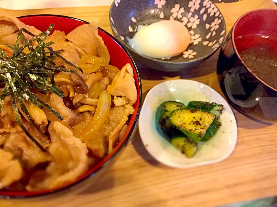 豚肉とキノコの甘辛丼 温玉添え★|RIEママさん