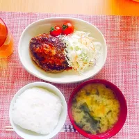 Snapdishの料理写真:チーズインハンバーグ
豆腐とわかめのお味噌汁|marie mochiさん