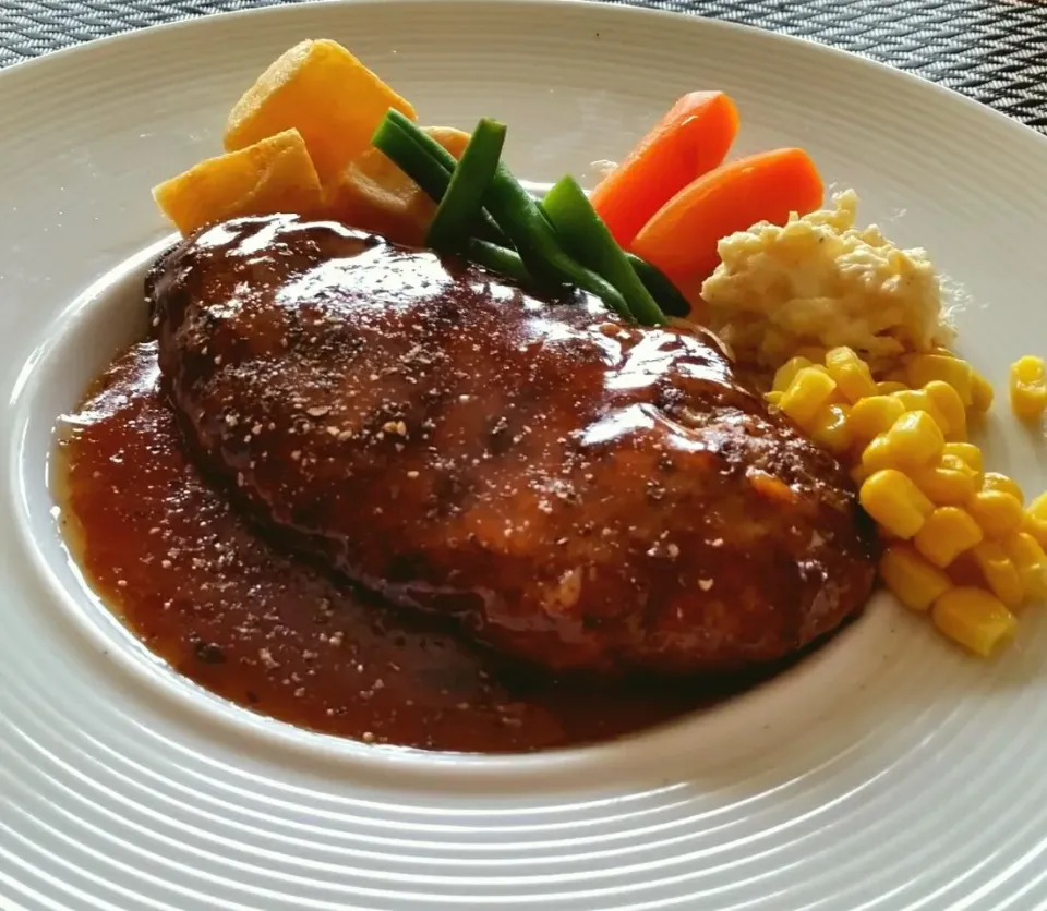 面倒くさい男と呼ばないで！　　　　ステーキ屋さんの　
ハンバーグ弁当　盛り付け直し　
照り焼きハンバーグ|直樹さん