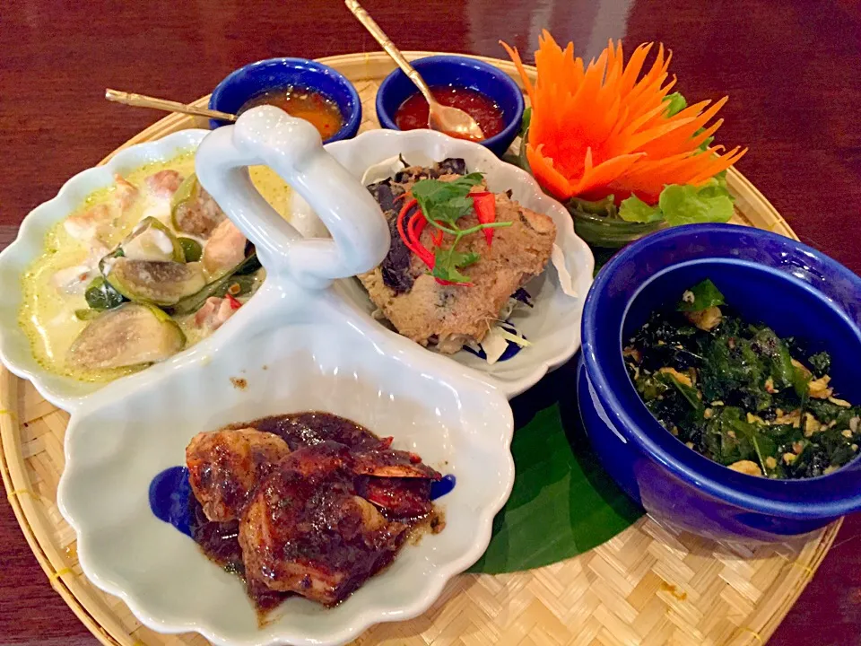 Green curry with beef, black pepper tiger prawns, grilled sea bass with herbs, stir fried melinjo leaves with egg|Sky Blueさん