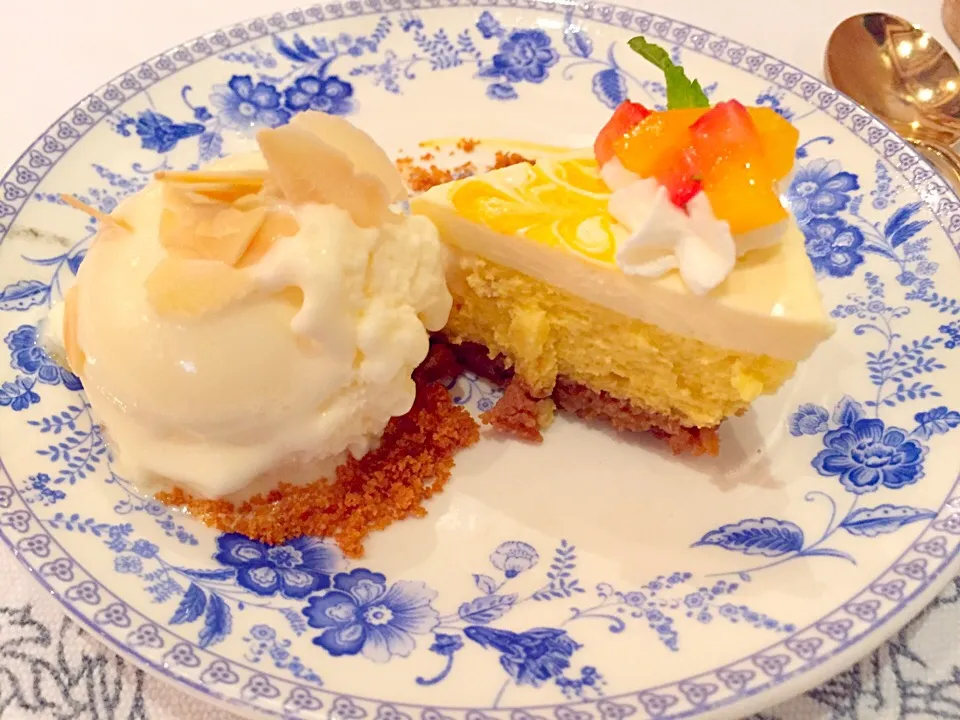 Mango cheesecake with vanilla ice cream|Sky Blueさん