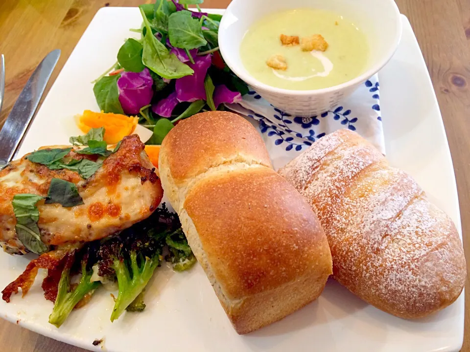 Snapdishの料理写真:today's lunch ✨
全粒粉のミニ食パン&ショコラブラン&ソラマメのポタージュ&鶏むね肉とブロッコリーのアンチョビアーリオオーリオ&サラダ|pigmegさん