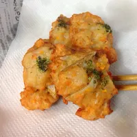 鯖 ダンゴ 。鯖をスプーンでこさいで 木綿豆腐、玉ねぎ、人参、味噌、青海苔 たっぷり生姜 を混ぜて 揚げます。
揚がった側から 子供達に 食べられます💦|Mayuminさん