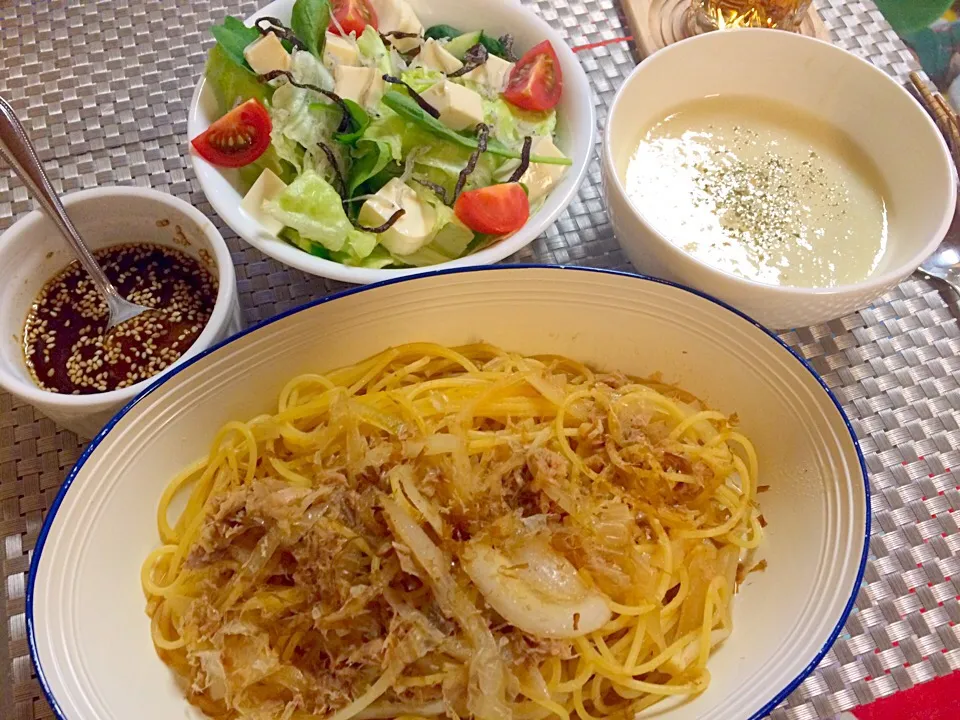 Snapdishの料理写真:今日の夜ごはん

○ツナと玉ねぎのニンニク醤油パスタ
○豆腐サラダ(梅ドレッシング)
○じゃがいものポタージュ

パスタにネギを散らしたかったけど、
無かった〜( ˘･з･)|えりえいたさん