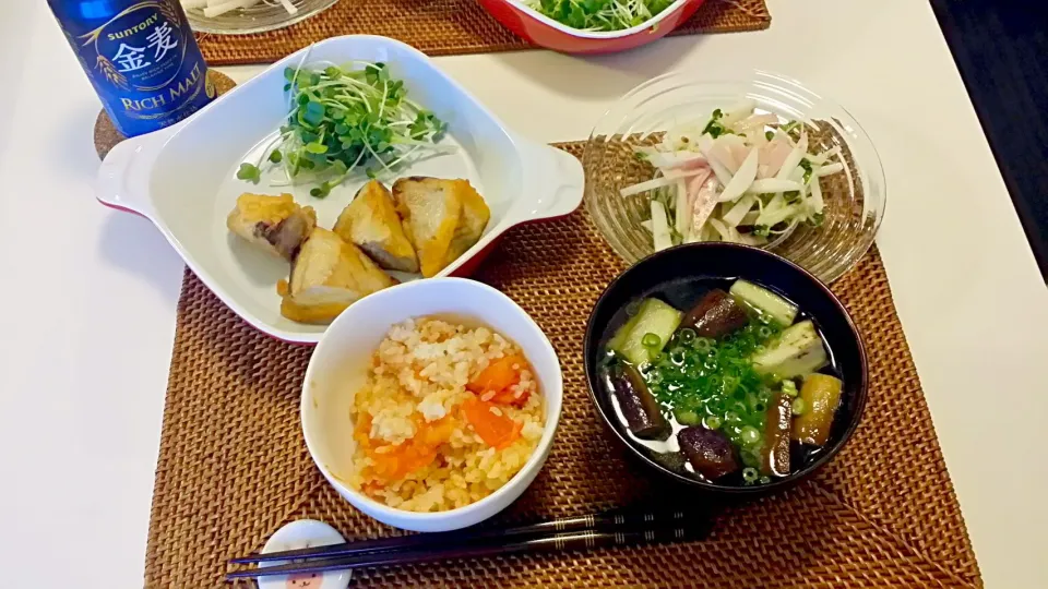 今日の夕食　かつおの唐揚げ、大根サラダ、トマトの塩麹炊き込みご飯、なすの味噌汁|pinknari🐰🌈さん