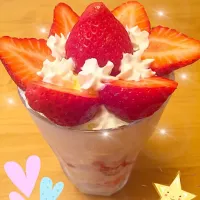 Snapdishの料理写真:お風呂あがりに苺パフェ❤️|みっつさん