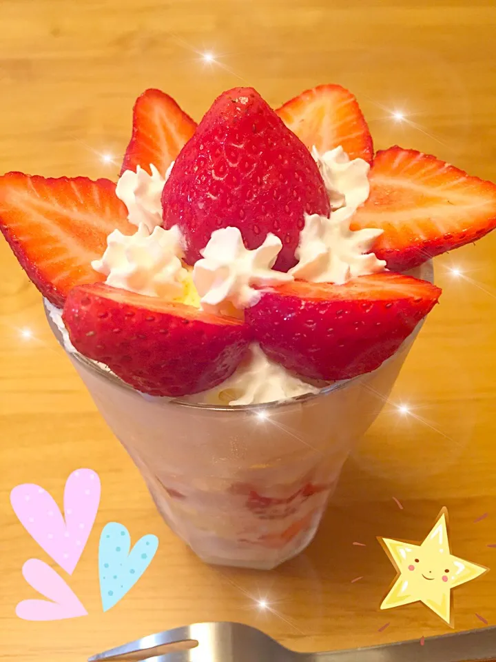 Snapdishの料理写真:お風呂あがりに苺パフェ❤️|みっつさん