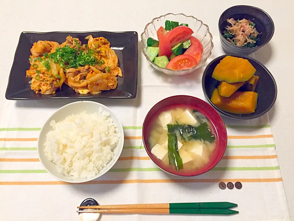 豚キムチ、かぼちゃの煮付け、ほうれん草のお浸し、トマトときゅうりのサラダ、豆腐とわかめの味噌汁|まみさん