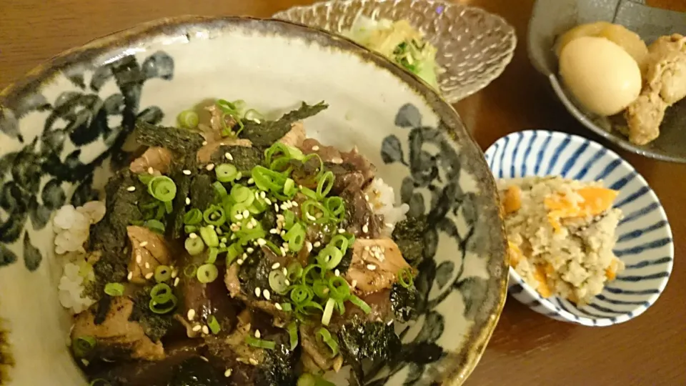 鰹のたたき漬け丼、しろ菜のお浸し、昨日の煮物と卯の花|アンジェさん