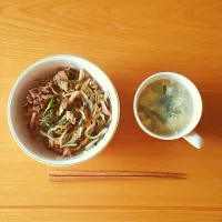 Snapdishの料理写真:残り物の野菜炒めをご飯に乗せて味付けはピリ辛風味にしましたヽ( ´ー)ﾉ スープはニラ玉スープです＊|pom's＊cookさん