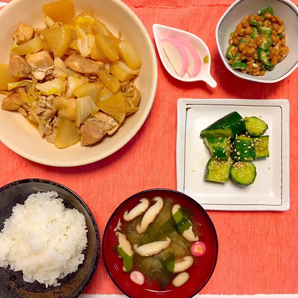 大根・白菜・もやし・鶏肉煮、
きゅうりのたたき、
オクラ納豆、
かまぼこ、
椎茸・わかめのお味噌汁|yummさん