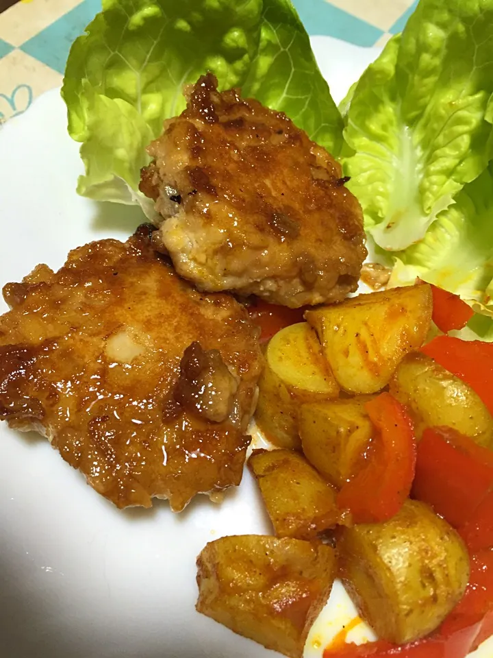 今晩の一皿。鶏つくね、じゃがいもと赤パプリカのカレー炒め。|岸野 令子さん