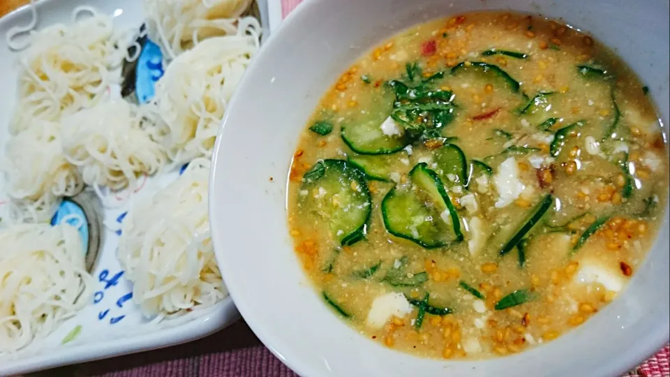 ■冷や汁とおそうめん〜つけ麺〜
暑すぎた1日(´-﹏-`；)とにかく、体を冷やしたい！(笑)
アジの干物なかったけど、冷や汁！そうめんもあった
から、つけ麺〜！|つなさん