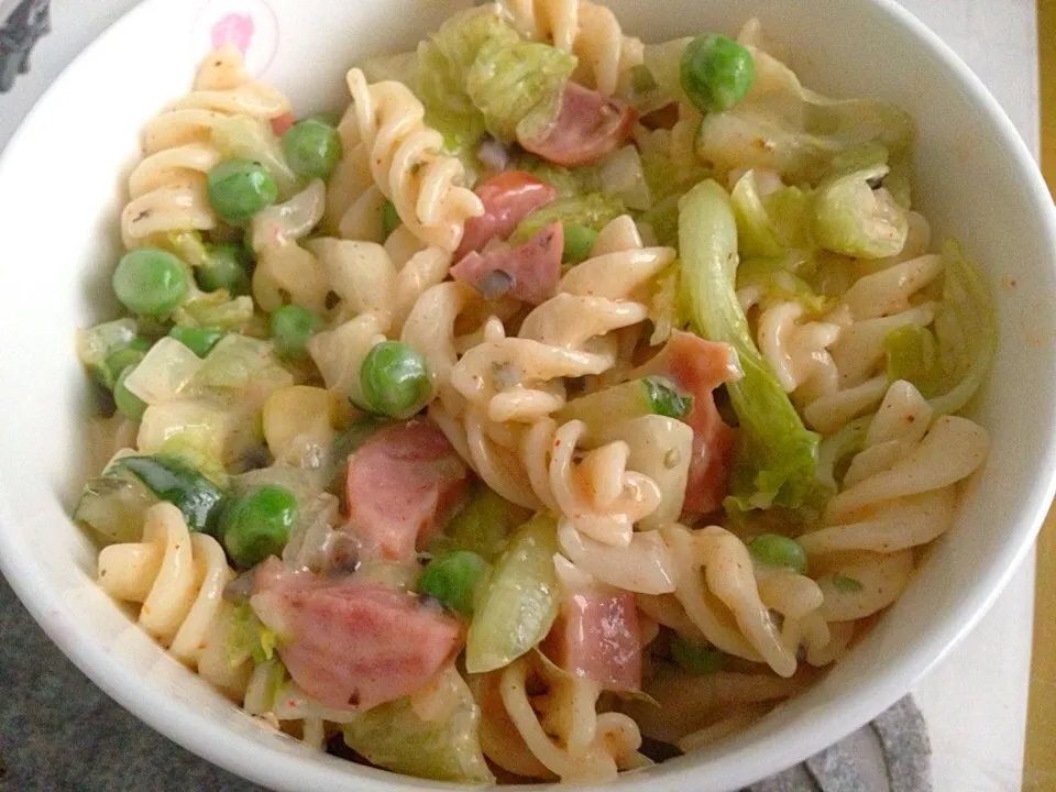 Pasta salad with cucumbers, lettuce, peas, white corn, black olives, onions and bits of sausage in a blue cheese and yoghurt dressing|Emmaさん