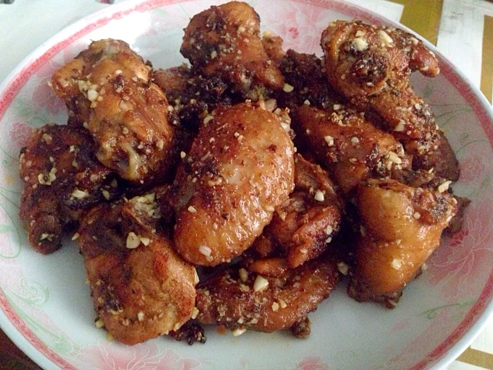 Cajun seasoned wings covered in ground fresh garlic and Parmesan cheese|Emmaさん