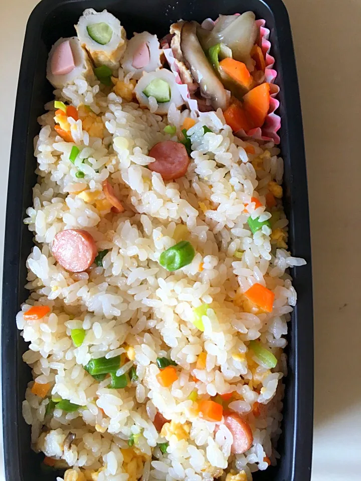 土曜日なのに模試弁当。チャーハン 野菜炒め ちくわきゅうり ちくわフィッシュソーセージ。|Kumiko Kimuraさん