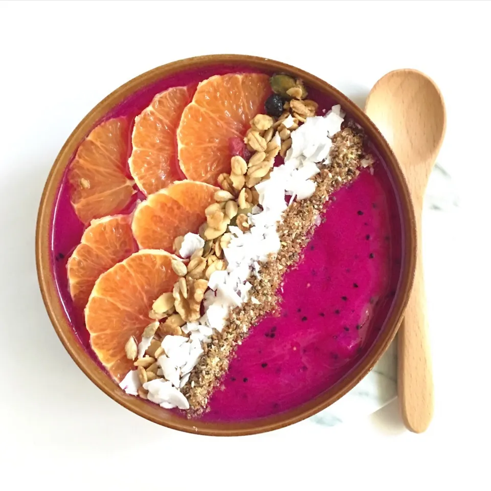 Red dragonfruit smoothie bowl with fruits, nuts and seeds|coxiella24さん