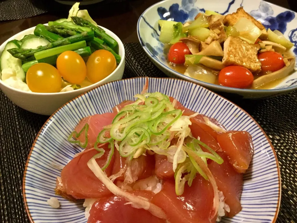 マグロ漬け丼、青梗菜と厚揚げのあんかけ、サラダ|Jun  Sakamotoさん