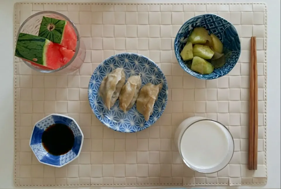 Breakfast: steamed dumplings, cucumber, watermelon, milk.|Liciaさん