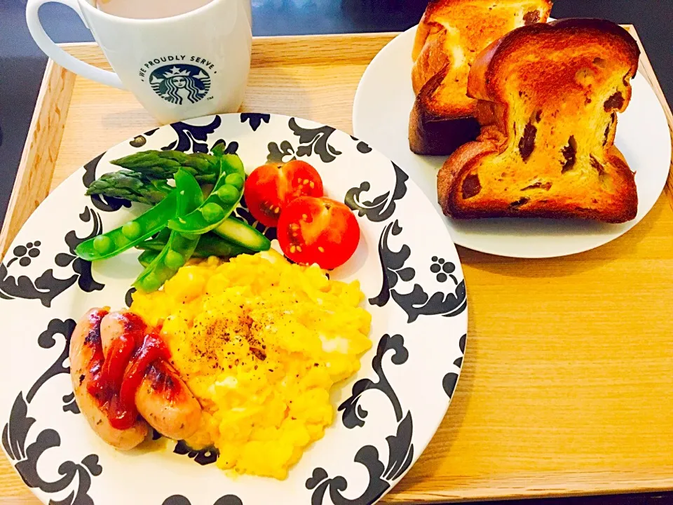 Snapdishの料理写真:…とある日の朝ごはん🍳
（スクランブルエッグ、ソーセージ、付け合せのアスパラとスナップエンドウとトマト🍅、レーズンブレッド、カフェ・オ・レ）|Tinaさん