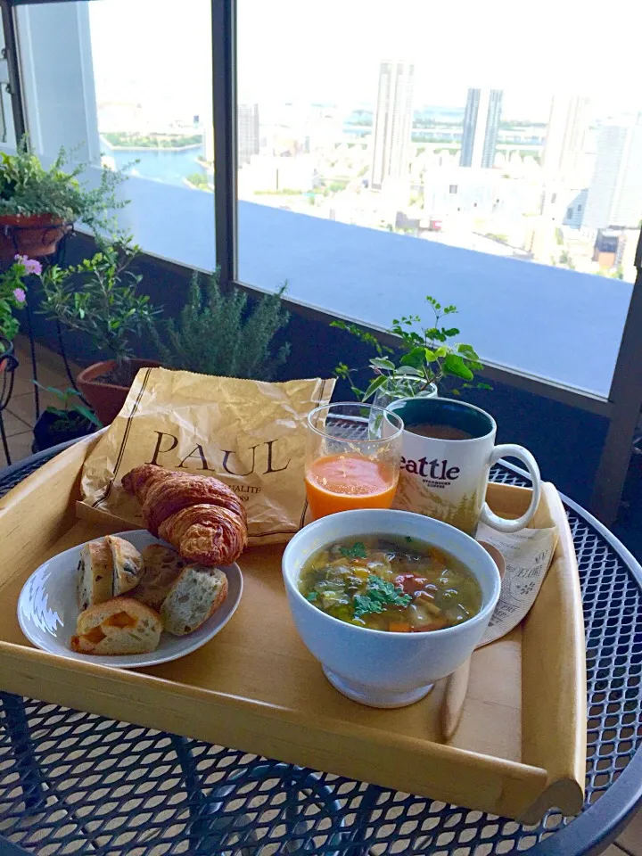 ベランダで休日ブランチ🍞☕️🌿|まみりんごさん