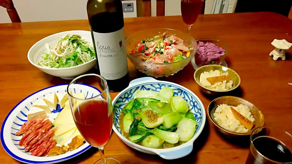 ある日の晩ご飯。
旦那様作、タケノコご飯と色々♥
ヴァンナチュールのロゼと一緒に。|りいすけさん