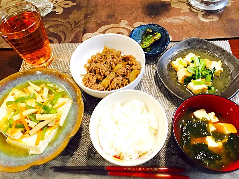 牛肉とごぼうの甘辛煮、豆腐の野菜あんかけ、小松菜と油揚げのごま油、ししとう、お味噌汁|ありかさん