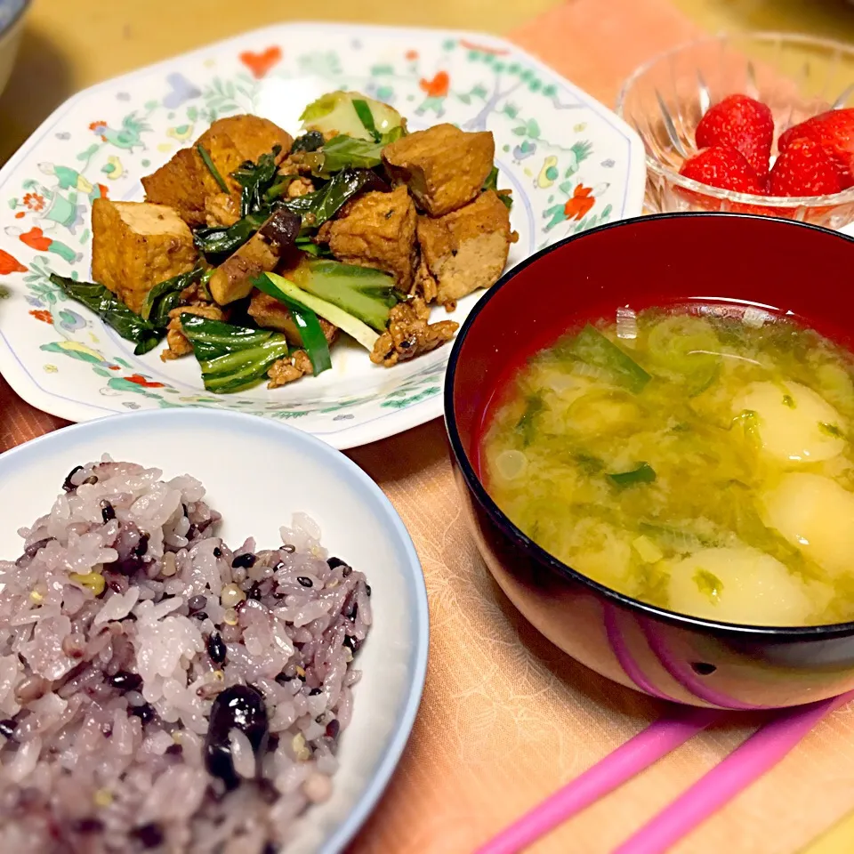 春キャベツと厚揚げの麻婆豆腐 アオサの味噌汁 いちご 雑穀ごはん|しまさん