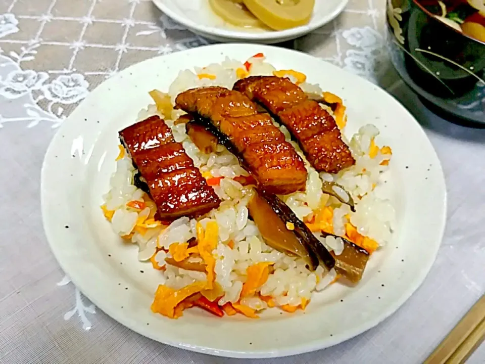 Snapdishの料理写真:broiled eel on teriyaki sauce sushi うなぎちら寿司　 #Japanese cuisine #Sushi lovers|nene_rozieさん