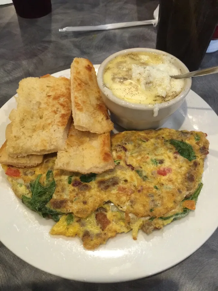 bacon & sausage omelette loaded with spinach & mushrooms, onions, peppers, grits, cuban toast.|Richard Thompsonさん