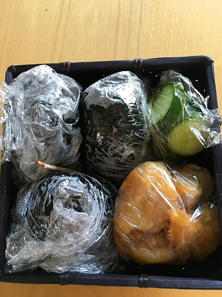 Snapdishの料理写真:私の仕事弁当。 塩こぶおにぎり3個！ 鶏モモ生姜かけ きゅうり浅漬け。|Kumiko Kimuraさん