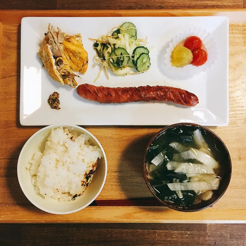 Snapdishの料理写真:朝ごはん。土鍋ごはん、きのこのマリネ入り卵焼き、きゅうりとキャベツの浅漬け、トマトのコンポート、あらびきウインナー、大根とわかめのお味噌汁。|yukko7740さん