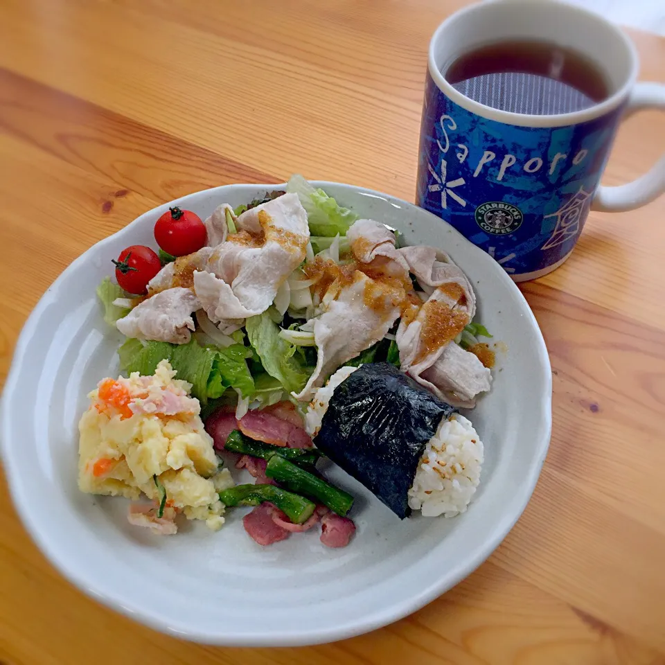 ワンプレートブランチ 冷しゃぶサラダ&ポテトサラダ アスパラベーコン ごまおにぎり|sayaさん