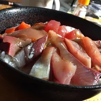 海鮮丼(マグロ、ハマチ、サーモン)
コスト約300円/杯|吾妻浩司さん