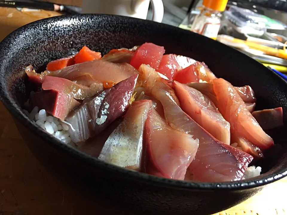 Snapdishの料理写真:海鮮丼(マグロ、ハマチ、サーモン)
コスト約300円/杯|吾妻浩司さん