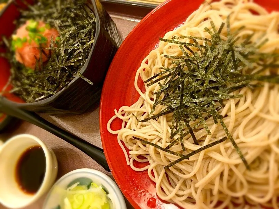 Snapdishの料理写真:お蕎麦とネギトロ丼|チカさん