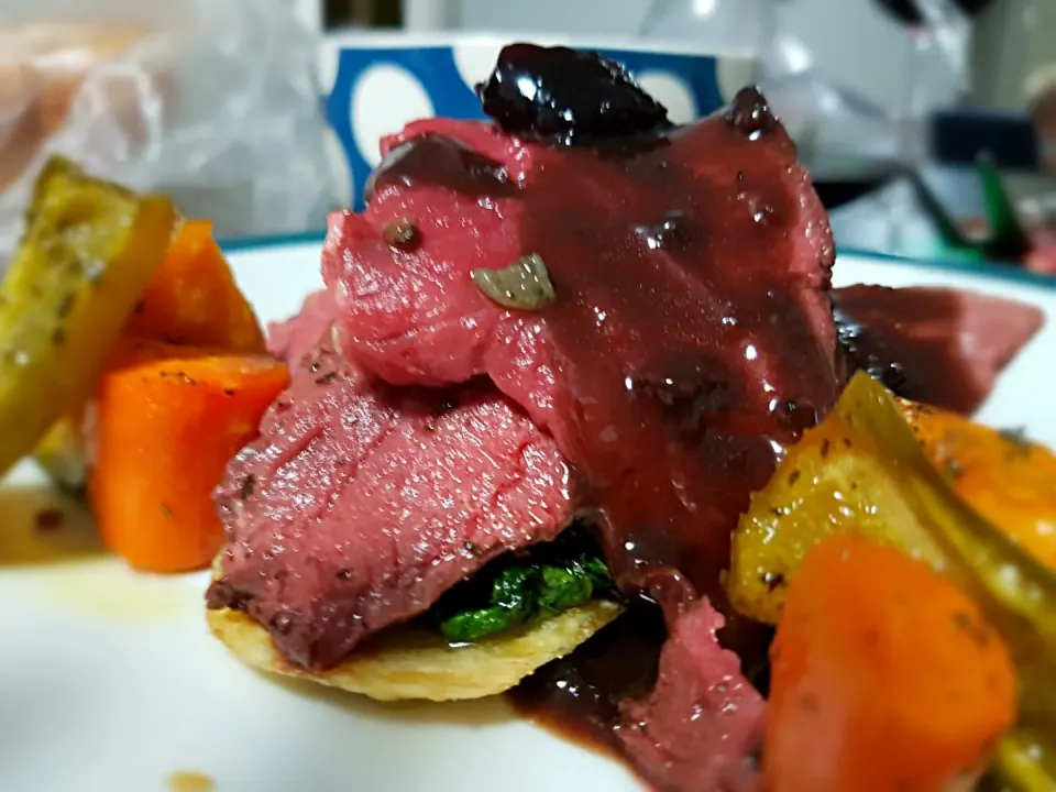 Venison with roast vegetables, potato scallops, garlic butter spinach and a blackberry jus|Luke Smithさん