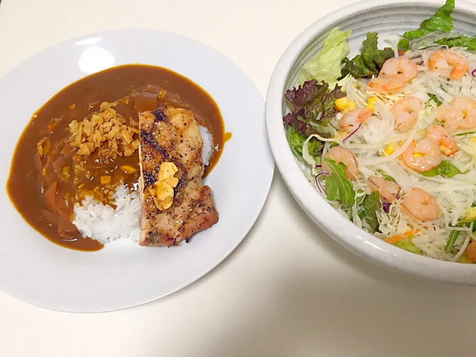 Snapdishの料理写真:チキンカレーと海老サラダ|コロ助さん