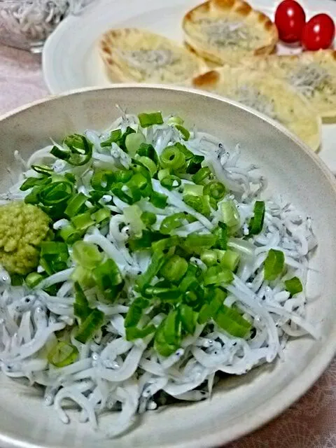 Snapdishの料理写真:しらす丼✨ と しらすピザ💕  地元の漁師さんにどっさりいただいた しらすで😋👍     ありがとうございます😊|yucaxxxさん