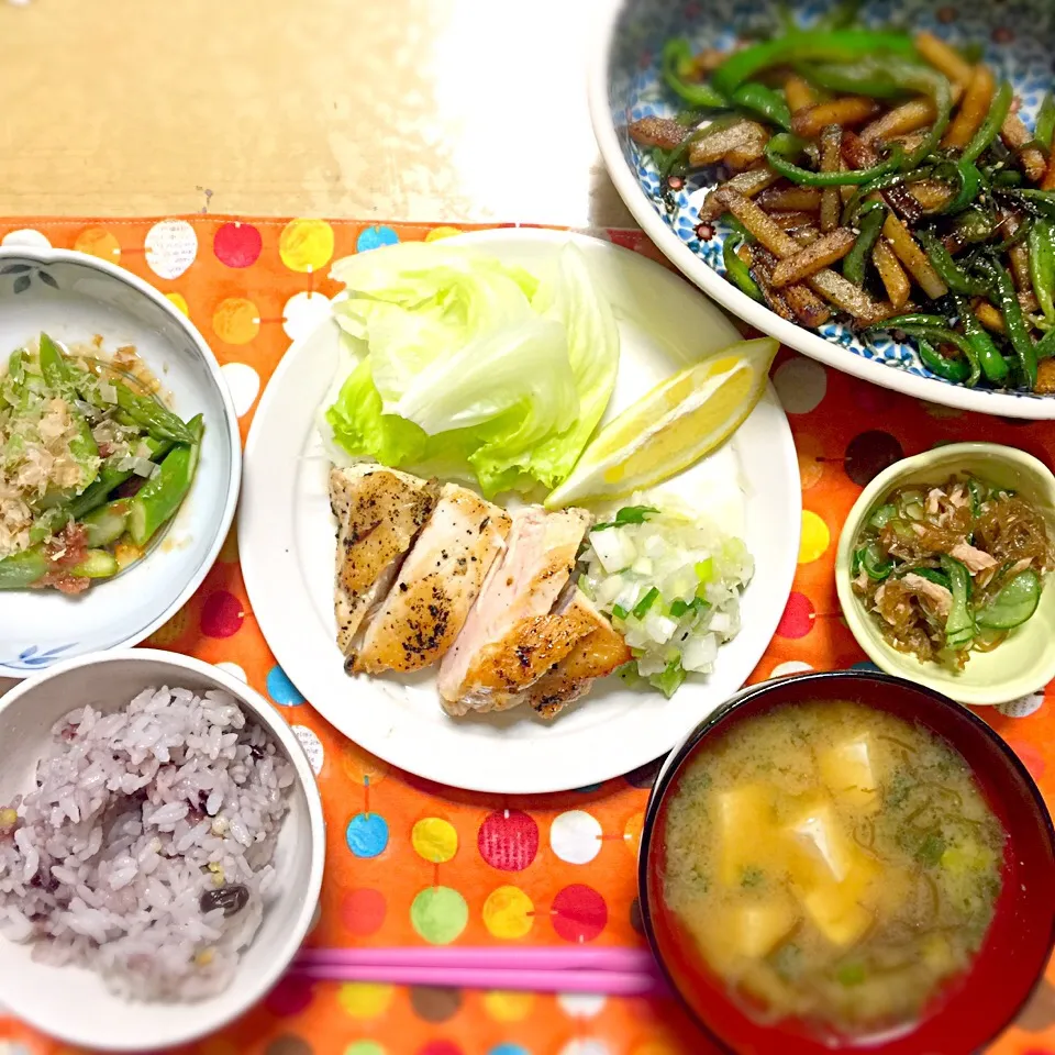 鶏肉のパリパリ焼き ネギ塩おろし添え
じゃがいもとピーマンのきんぴら
アスパラの梅おかか和え
もずくと豆腐の味噌汁
もずくツナサラダ
雑穀ごはん|しまさん