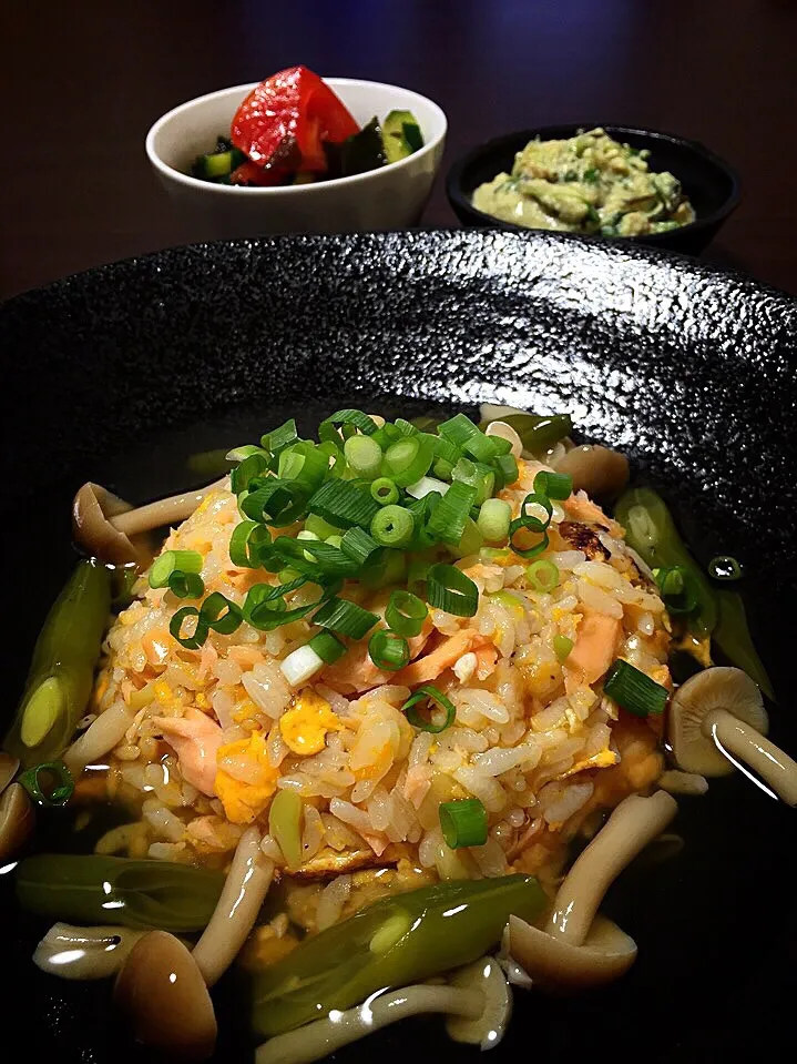 ⭐️塩鮭のあんかけチャーハン
⭐️お豆腐とかいわれと塩昆布の和え物
⭐️トマトときゅうりの中華サラダ|よっちぃさん